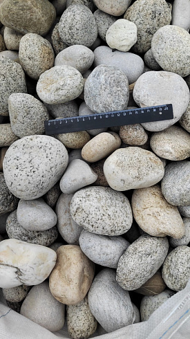 Kamenclub.ru: Галька речная окат (серо-белая) фр. 70-120 мм купить  в Электростали галька галечник бело-серая, серо-белая, серая, белая речная природная галька  8000 руб/т   фото КАМЕНЬ КЛУБ