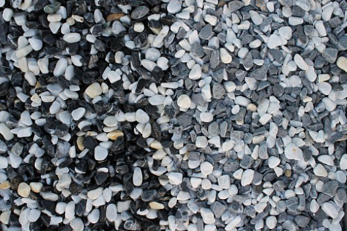 Kamenclub.ru: Мраморная крошка (щебень галтованный микс:белый-черный) фр.10-20 мм.  купить в Электростали мрамор белый, черный окатанные округлые декоративные ландшафтные камни щебня 15500 руб/т   фото КАМЕНЬ КЛУБ
