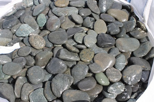 Kamenclub.ru: Галька речная плоская (темно-серая) фр. 100-200-300 мм. купить  в Электростали галька речная плоская темно-серый, серый, синий речной галечник плоский 9000 руб/т   фото КАМЕНЬ КЛУБ