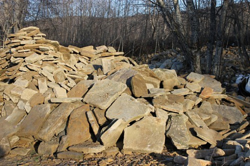 Kamenclub.ru: Песчаник плиты - плахи - пошаговые дорожки (фр. 70-150 мм)  купить в Электростали песчаник серый бежевый желтый зеленый колотый песчаник строительный 6500 руб/т   фото КАМЕНЬ КЛУБ