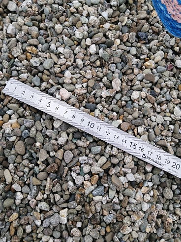 Kamenclub.ru: Галька речная окат (серая) фр.3-5 мм купить  в Электростали галька речная серая бежевый темно-серый окатанный речной камень округлый 9500 руб/т   фото КАМЕНЬ КЛУБ