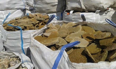 Kamenclub.ru: Песчаник колотый для облицовки (фр. 2-3 см)  купить в Электростали песчаник бежевый серый рыжий песчаник строительный 5000 руб/т   фото КАМЕНЬ КЛУБ