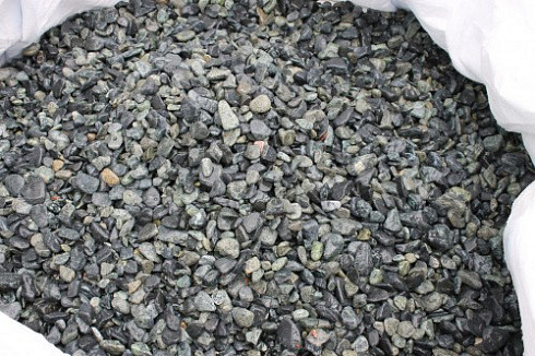 Kamenclub.ru: Щебень галтованный зеленый (змеевик) фр. 20-40 мм.  купить в Электростали мрамор зеленый, салатовый оголтованный щебень мраморный 12500 руб/т   фото КАМЕНЬ КЛУБ