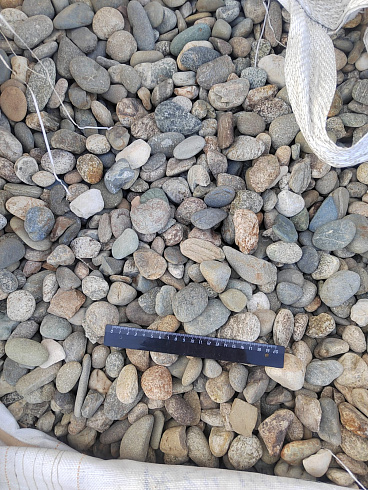 Kamenclub.ru: Галька речная окат (серая) фр.40-60 мм купить  в Электростали галька речная серый бежевый рыжий коричневый округлый речной камень 5000 руб/т   фото КАМЕНЬ КЛУБ