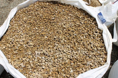 Kamenclub.ru: Щебень крошка желтый (песчаник) фр. 10-20 мм.  купить в Электростали песчаник бежевый, серый, рыжий декоративный ландшафтный щебень колотый 9500 руб/т   фото КАМЕНЬ КЛУБ