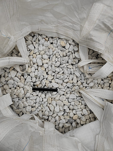 Kamenclub.ru: Мраморная крошка (щебень галтованный белый) фр.40-70 мм.  купить в Электростали мрамор белый молочный айвори окатанный округлый природный камень 17000 руб/т   фото КАМЕНЬ КЛУБ