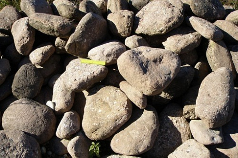 Kamenclub.ru: Конгломераты фр. 300-1000 мм.  купить в Электростали кварц мрамор диабаз коричневый, серый зеленоватый речной валун крупный 6500 руб/т   фото КАМЕНЬ КЛУБ