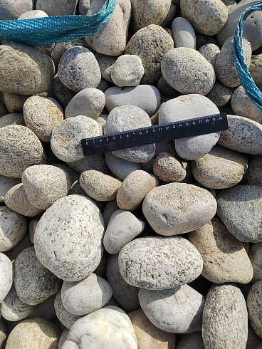 Kamenclub.ru: Галька речная окат (серо-белая) фр. 70-120 мм купить  в Электростали галька галечник бело-серая, серо-белая, серая, белая речная природная галька  8000 руб/т   фото КАМЕНЬ КЛУБ