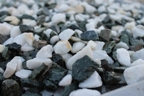 Kamenclub.ru: Мраморная крошка (щебень крошка микс: белый-зеленый) фр. 10-20 мм.  купить в Электростали мрамор белый, зеленый каменная ландшафтная декоративная крошка щебня 9500 руб/т   фото КАМЕНЬ КЛУБ