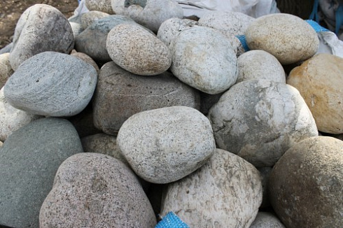 Kamenclub.ru: Речной валун (Ассорти) фр.100-300 мм.  купить в Электростали галечник серый, темно-серый, светло-серый речная галька крупных размеров 4200 руб/т   фото КАМЕНЬ КЛУБ