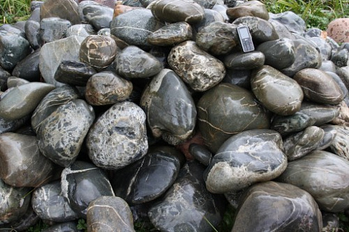 Kamenclub.ru: Валунчик Паутинник фр.100-300 мм  купить в Электростали крупный природный камень галечник темно-серый с прожилками белый черный речной валунчик 5000 руб/т   фото КАМЕНЬ КЛУБ