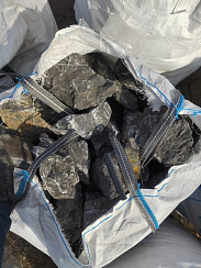 Kamenclub.ru: Черный мрамор скальник фр. 100-500 мм.  купить в Электростали мрамор черный белый серый крупный колотый валун ландшафтный 8500 руб/т   фото КАМЕНЬ КЛУБ