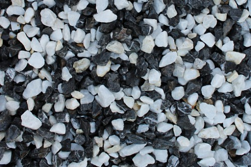 Kamenclub.ru: Мраморная крошка (щебень крошка микс : черный-белый) фр. 10-20 мм.  купить в Электростали мрамор белый, черный каменная декоративная крошка ландшафтная 12000 руб/т   фото КАМЕНЬ КЛУБ