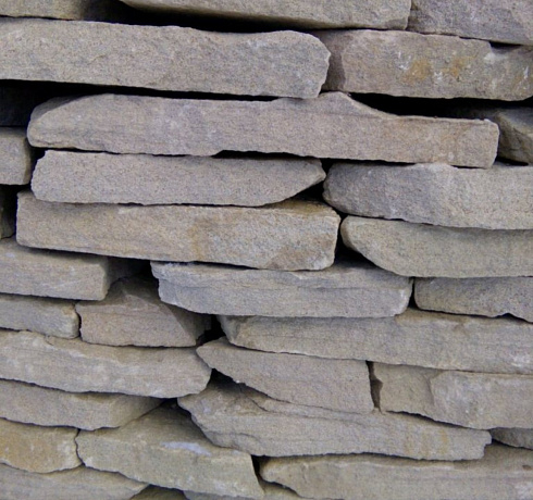 Kamenclub.ru: Песчаник пластушка светло-серый (2,0 см)  купить в Электростали плитняк- ластушка светло-серый, серый рваный ландшафтный плитняк колотый 13800 руб/м3   фото КАМЕНЬ КЛУБ