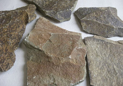 Kamenclub.ru: Песчаник пластушка "фонтанка" серо-зеленая (3,0-5,0 см)  купить в Электростали песчаник серо-зеленая колотые плитки облицовочные пластушки 11400 руб/м3   фото КАМЕНЬ КЛУБ