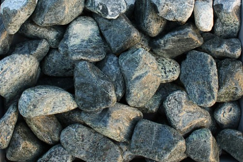 Kamenclub.ru: Щебень галтованный зеленый (змеевик) фр. 50-100 мм.  купить в Электростали галтовка мраморная зеленый, салатовый мрамор 12 500 руб/т   фото КАМЕНЬ КЛУБ