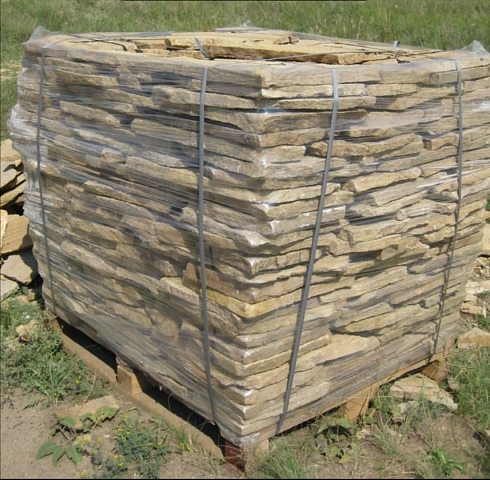 Kamenclub.ru: Песчаник пластушка желтый с рисунком (3 см)  купить в Электростали песчаник желтый с рисунком, рыжий, желтый песчаник пластушка ландшафтная рваная 8 500 руб/м3   фото КАМЕНЬ КЛУБ