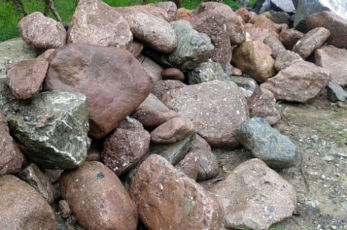 Kamenclub.ru: Конгломераты фр. 300-1000 мм.  купить в Электростали кварц мрамор диабаз коричневый, серый зеленоватый речной валун крупный 6500 руб/т   фото КАМЕНЬ КЛУБ