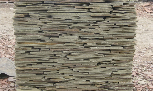 Kamenclub.ru: Песчаник пластушка серо-зеленый (4,0 см- 5,0 см)  купить в Электростали песчаник серо-зеленый, серый, зеленый песчаник рваный ландшафтный колотый 9000 руб/м3   фото КАМЕНЬ КЛУБ