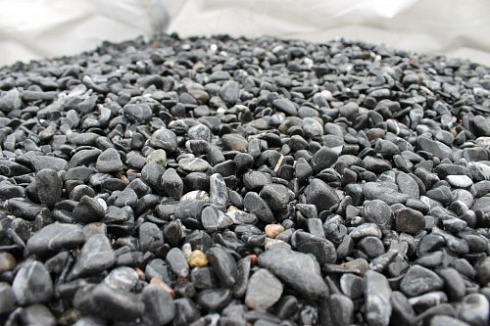 Kamenclub.ru: Щебень галтованный черный (мрамор) фр.10-20 мм.  купить в Электростали мрамор черный с белыми прожилками, черный, белый окатанный округлый ландшафтный декоративный щебень 15000 руб/т   фото КАМЕНЬ КЛУБ