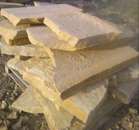 Kamenclub.ru: Форматный камень (плаха) пошаговая дорожка от 70-150 см (4 -12 см)  купить в Электростали плитняк  форматный плаха желтый песчаник 9 000 руб/т   фото КАМЕНЬ КЛУБ