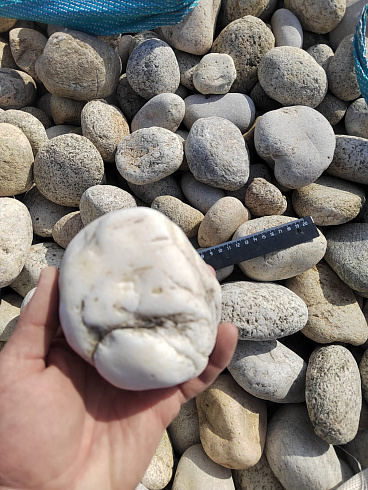 Kamenclub.ru: Галька речная окат (серо-белая) фр. 70-120 мм купить  в Электростали галька галечник бело-серая, серо-белая, серая, белая речная природная галька  8000 руб/т   фото КАМЕНЬ КЛУБ