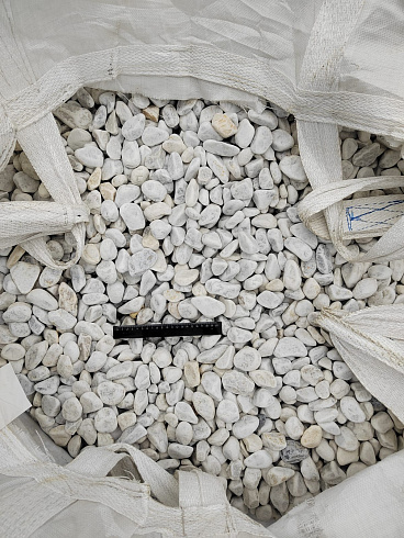 Kamenclub.ru: Мраморная крошка (щебень галтованный белый) фр.40-70 мм.  купить в Электростали мрамор белый молочный айвори окатанный округлый природный камень 17000 руб/т   фото КАМЕНЬ КЛУБ