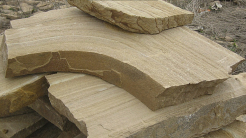 Kamenclub.ru: Форматный камень (плаха) пошаговая дорожка от 70-150 см (4 -12 см)  купить в Электростали плитняк  форматный плаха желтый песчаник 9 000 руб/т   фото КАМЕНЬ КЛУБ