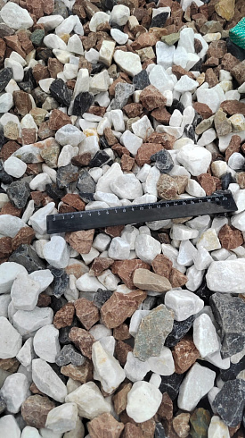 Kamenclub.ru: Мраморная крошка (щебень крошка микс : белый-черный-розовый) фр. 20-40 мм.  купить в Электростали мрамор белый, черный, розовый декоративная ландшафтная крошка 12000 руб/т   фото КАМЕНЬ КЛУБ