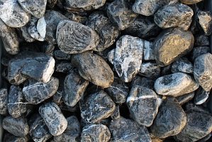 Kamenclub.ru: Щебень галтованный черный (мрамор) фр. 50-100 мм.  купить в Электростали мрамор черный с белыми прожилками щебень ландшафтный мраморный 15000 руб/т   фото КАМЕНЬ КЛУБ