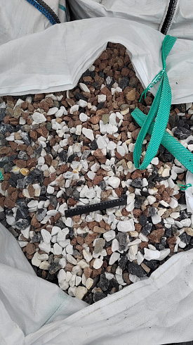 Kamenclub.ru: Мраморная крошка (щебень крошка микс : белый-черный-розовый) фр. 20-40 мм.  купить в Электростали мрамор белый, черный, розовый декоративная ландшафтная крошка 12000 руб/т   фото КАМЕНЬ КЛУБ