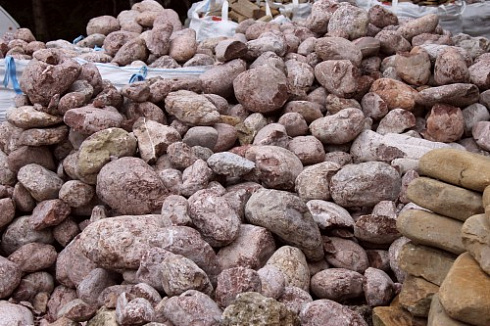 Kamenclub.ru: Розовый валунчик фр.100-300 мм.  купить в Электростали крупный природный камень розовый, серый молочный красный речной галечник природный 7850 руб/т   фото КАМЕНЬ КЛУБ