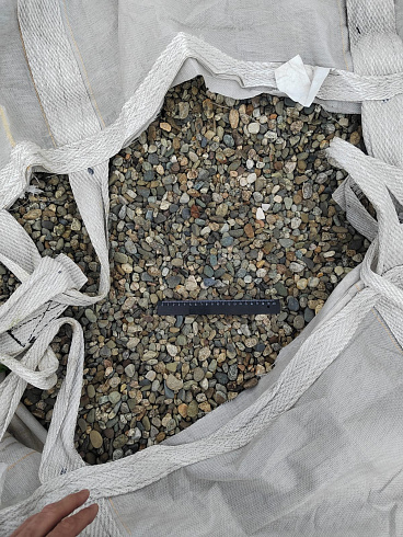 Kamenclub.ru: Галька речная окат (серая) фр.10-20 мм купить  в Электростали галька речная серая, серый, темно-серый, светло-серый, коричневый ландшафтная декоративная речная окатанная округлая галька 5000 руб/т   фото КАМЕНЬ КЛУБ