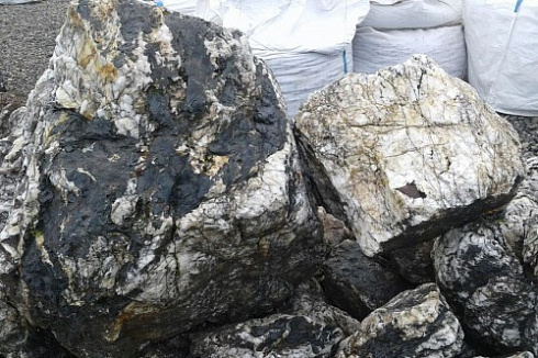 Kamenclub.ru: Черный гранит - кварцит фр. 100-500 мм.  купить в Электростали мрамор гранит черный с белыми прожилками, серый, белый валун скальный колотый 7000 руб/т   фото КАМЕНЬ КЛУБ
