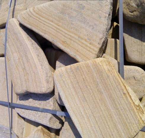 Kamenclub.ru: Песчаник пластушка галтованный желтый с рисунком (3 см)  купить в Электростали плитняк - пластушка желтый песчаник 21000 руб/м3   фото КАМЕНЬ КЛУБ