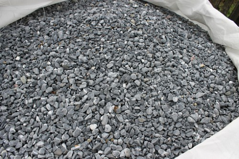Kamenclub.ru: Щебень галтованный черный (мрамор) фр.10-20 мм.  купить в Электростали мрамор черный с белыми прожилками, черный, белый окатанный округлый ландшафтный декоративный щебень 15000 руб/т   фото КАМЕНЬ КЛУБ