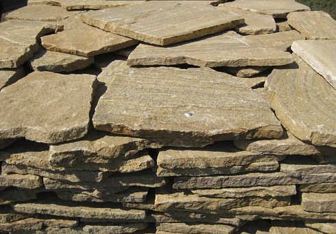 Kamenclub.ru: Песчаник пластушка желтый с рисунком (3 см)  купить в Электростали песчаник желтый с рисунком, рыжий, желтый песчаник пластушка ландшафтная рваная 8 500 руб/м3   фото КАМЕНЬ КЛУБ