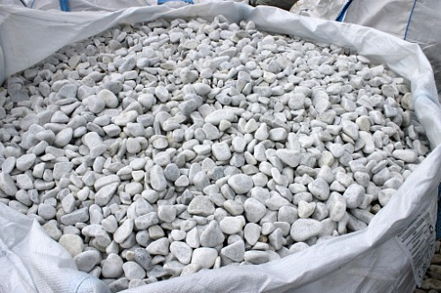 Kamenclub.ru: Мраморная крошка (щебень галтованный белый), фр.20-40 мм.  купить в Электростали мрамор белый бежевый молочный мраморный щебень декоративный 17000 руб/т   фото КАМЕНЬ КЛУБ