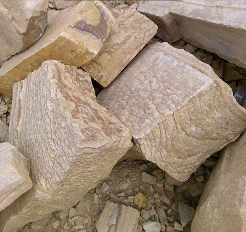 Kamenclub.ru: Песчаник пластушка желтый с рисунком (7-15 см)  купить в Электростали плитняк - пластушка - бут желтый песчаник 10200 руб/м3   фото КАМЕНЬ КЛУБ