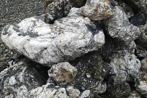 Kamenclub.ru: Черный гранит - кварцит фр. 100-500 мм.  купить в Электростали мрамор гранит черный с белыми прожилками, серый, белый валун скальный колотый 7000 руб/т   фото КАМЕНЬ КЛУБ