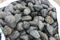 Kamenclub.ru: Темно-серый валунчик фр.100-300 мм.  купить в Электростали крупный природный камень серый, темно-серый, светло-серый речная галька большого размера окатанная 4500 руб/т   фото КАМЕНЬ КЛУБ