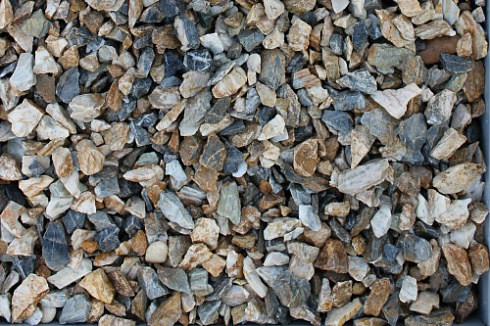 Kamenclub.ru: Мраморная крошка (щебень крошка медовый), фр. 10-20 мм.  купить в Электростали песчаник бежевый, серый каменная ландшафтная крошка  12000 руб/т   фото КАМЕНЬ КЛУБ