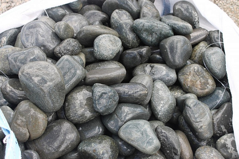 Kamenclub.ru: Темно-серый валунчик фр.100-300 мм.  купить в Электростали крупный природный камень серый, темно-серый, светло-серый речная галька большого размера окатанная 4500 руб/т   фото КАМЕНЬ КЛУБ