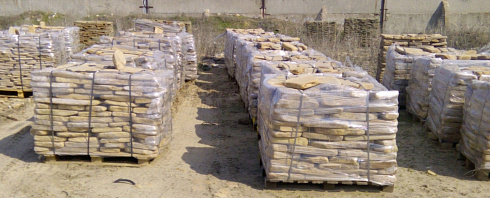 Kamenclub.ru: Песчаник пластушка галтованный желтый с рисунком (3 см)  купить в Электростали плитняк - пластушка желтый песчаник 21000 руб/м3   фото КАМЕНЬ КЛУБ