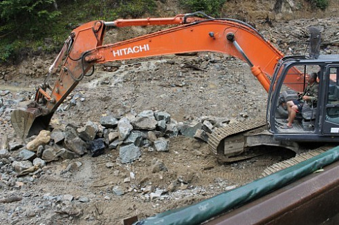 Kamenclub.ru: Гранит скальник (серо-зеленый) фр. 100-500 мм.  купить в Электростали гранит зеленый, серый, салатовый крупный ландшафтный валун 6 000 руб/т   фото КАМЕНЬ КЛУБ