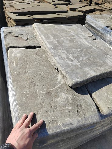 Kamenclub.ru: Песчаник пластушка галтованная светло-серая (3,0 см)  купить в Электростали песчаник светло-серый, серый ландшафтный камень рваный колотый 21000 руб/м3   фото КАМЕНЬ КЛУБ