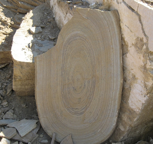 Kamenclub.ru: Форматный камень (плаха) пошаговая дорожка от 70-150 см (4 -12 см)  купить в Электростали плитняк  форматный плаха желтый песчаник 9 000 руб/т   фото КАМЕНЬ КЛУБ