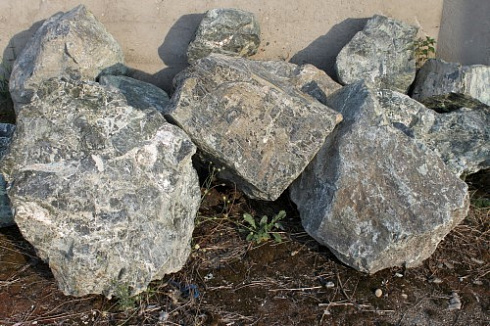 Kamenclub.ru: Змеевик скальник фр. 500-1500 мм.  купить в Электростали змеевик зеленый серый черный глыба скальная колотая 7500 руб/т   фото КАМЕНЬ КЛУБ