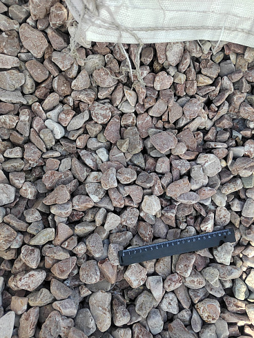 Kamenclub.ru: Мраморная крошка (щебень галтованный розовый) фр.20-40 мм.  купить в Электростали мрамор розовый, красный оголтованный округлый щебень  15000 руб/т   фото КАМЕНЬ КЛУБ