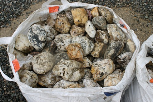 Kamenclub.ru: Кварцевый валунчик фр.100-300 мм.  купить в Электростали кварц белый, бежевый молочный рыжий крупный природный камень галечник 7850 руб/т   фото КАМЕНЬ КЛУБ